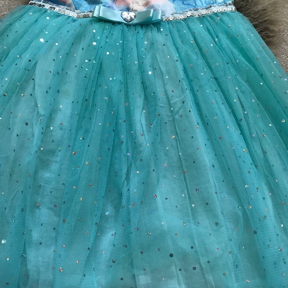 Girl’s dress fits 5-7 - Picture 4 of 6